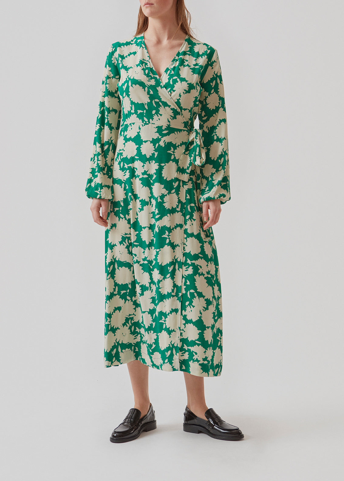 Langærmet kjole med v-udskæring og wrap-effekt med bindebånd i taljen. Længden på AllisonMD print dress går til anklerne. Materialet er en EcoVero viskosekvalitet.