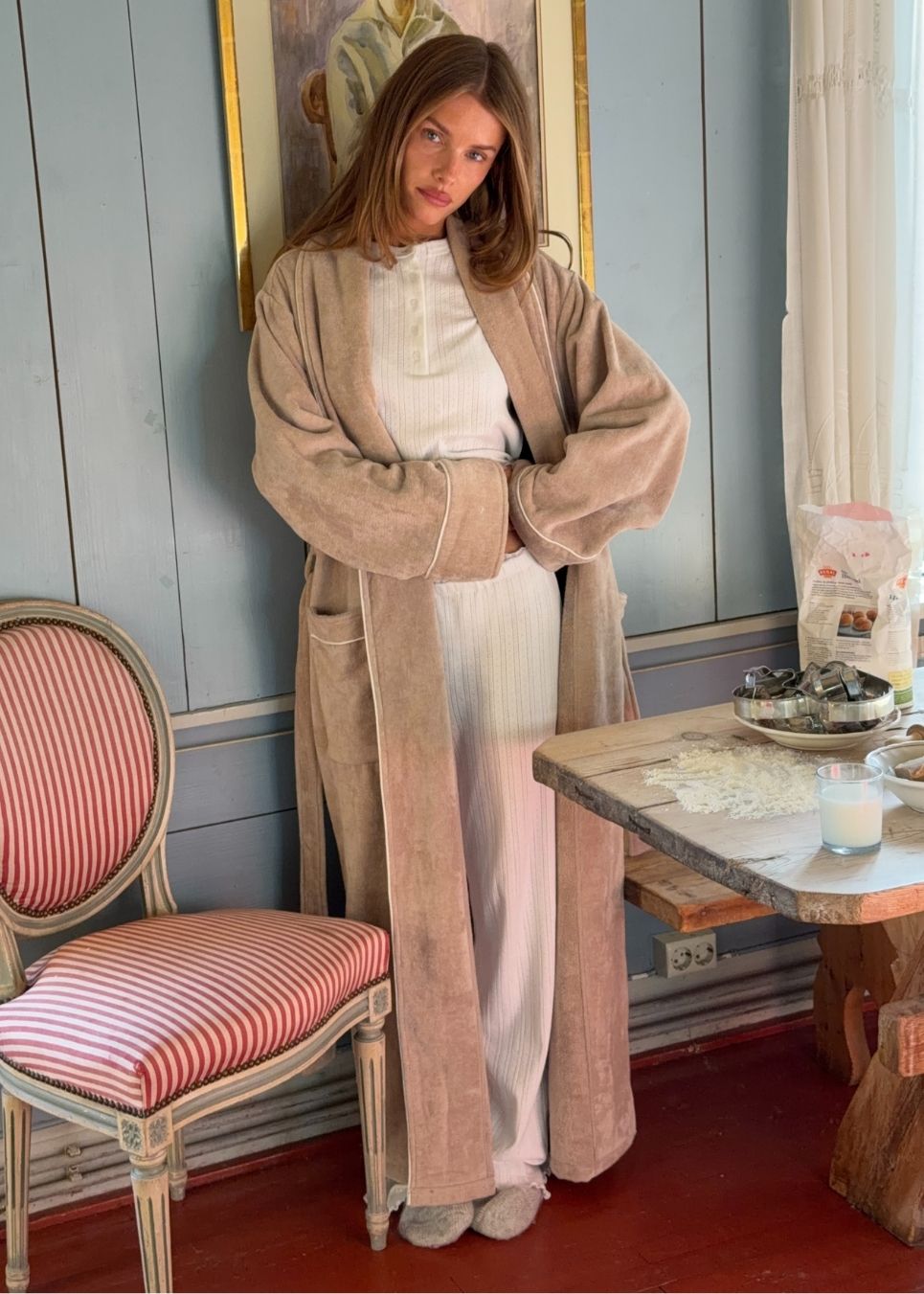 Oversize beige badekåbe i 100% økologisk bomuld. Josefinemd bathrobe har store lommer, bindebånd og kontrastkanter, der giver den et elegant touch. Badekåben har et fint og diskret logo på ryggen. Perfekt til hyggelige morgener. Josefine Vogt (165 cm) og modellen (177 cm) har begge størrelse Small på.