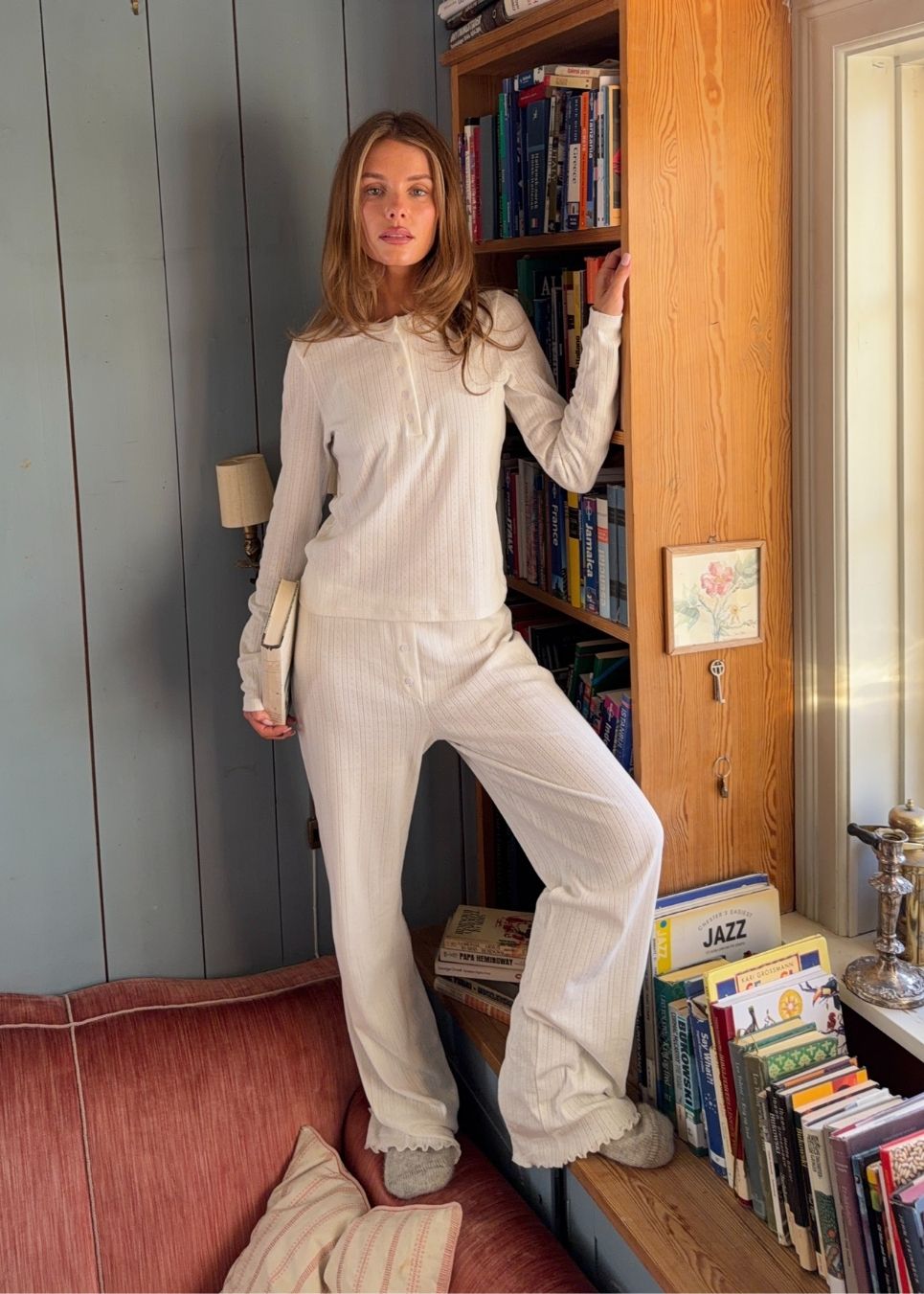 Ponitelle bukser. Josefinemd pants er feminine bukser i pointelle-bomuld med blondekant og diskret hulmønster. Blødt materiale og høj komfort gør dem perfekte til afslapning. Josefine Vogt (165 cm) og modellen (177 cm) har begge størrelse Small på.