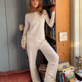 Ponitelle bukser. Josefinemd pants er feminine bukser i pointelle-bomuld med blondekant og diskret hulmønster. Blødt materiale og høj komfort gør dem perfekte til afslapning. Josefine Vogt (165 cm) og modellen (177 cm) har begge størrelse Small på.