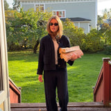 Kabelstrikkede bukser. Josefinemd knit pants er bløde, afslappede bukser med brede ben. Perfekte til hygge derhjemme eller på flyrejsen – komfortabelt fit med luksuriøst udtryk.
Josefine Vogt (165 cm) og modellen (177 cm) har begge størrelse Small på.