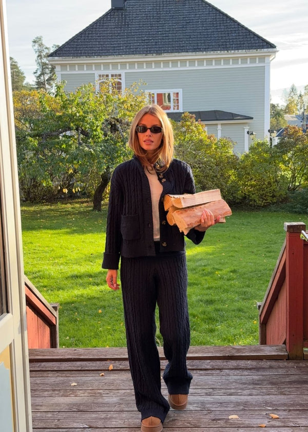 Kabelstrikkede bukser. Josefinemd knit pants er bløde, afslappede bukser med brede ben. Perfekte til hygge derhjemme eller på flyrejsen – komfortabelt fit med luksuriøst udtryk.
Josefine Vogt (165 cm) og modellen (177 cm) har begge størrelse Small på.