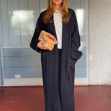 Oversize kabelstrikket lang cardigan. Josefinemd knit robe er en lang cardigan, med lommer og bæltesnor. Perfekt til hyggelige morgener og kolde vinterdage.
Josefine Vogt (165 cm) og modellen (177 cm) har begge størrelse Small på.