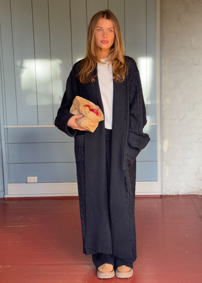 Oversize kabelstrikket lang cardigan. Josefinemd knit robe er en lang cardigan, med lommer og bæltesnor. Perfekt til hyggelige morgener og kolde vinterdage.
Josefine Vogt (165 cm) og modellen (177 cm) har begge størrelse Small på.