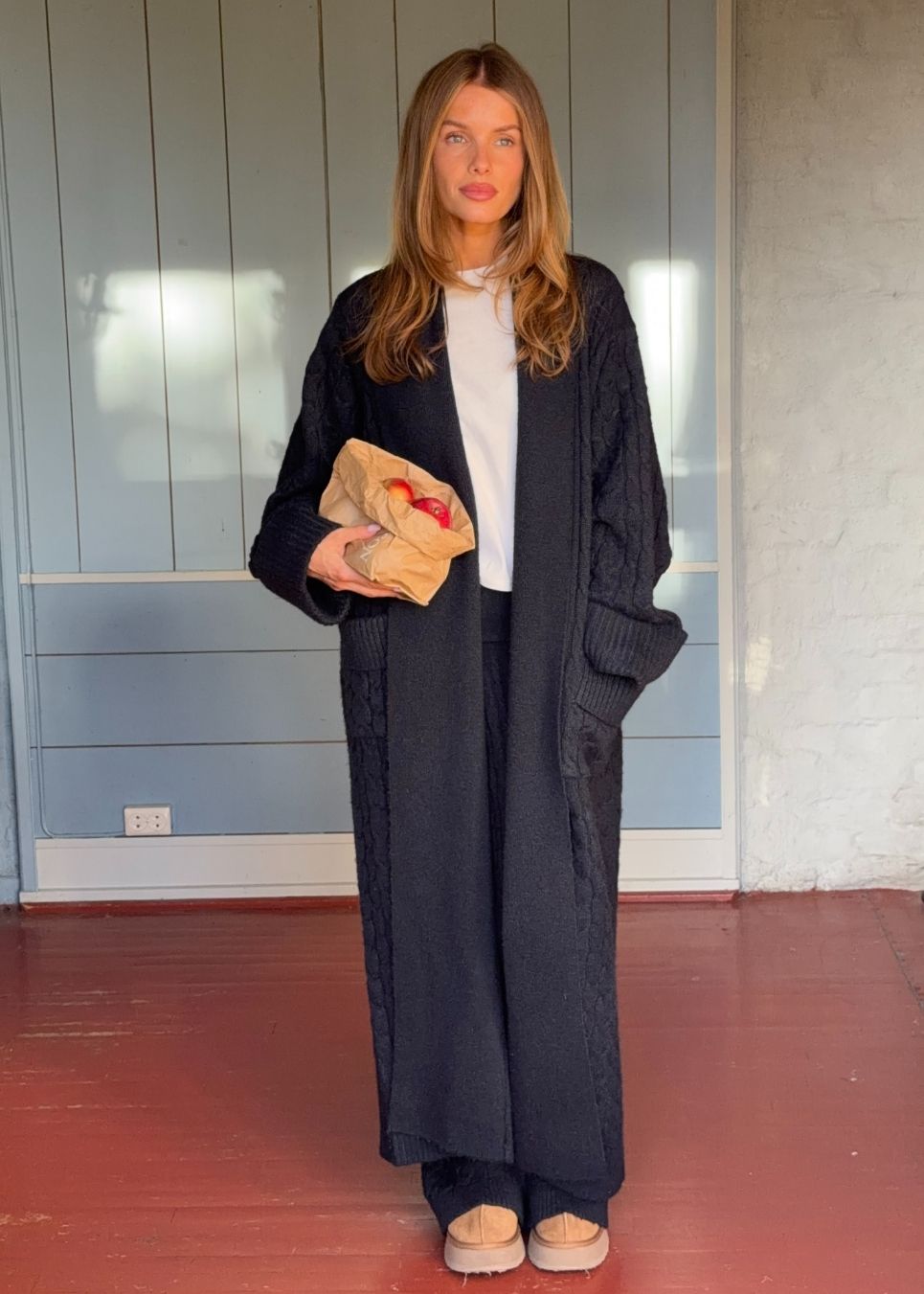 Oversize kabelstrikket lang cardigan. Josefinemd knit robe er en lang cardigan, med lommer og bæltesnor. Perfekt til hyggelige morgener og kolde vinterdage.
Josefine Vogt (165 cm) og modellen (177 cm) har begge størrelse Small på.