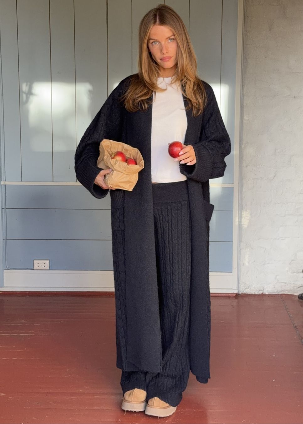Kabelstrikkede bukser. Josefinemd knit pants er bløde, afslappede bukser med brede ben. Perfekte til hygge derhjemme eller på flyrejsen – komfortabelt fit med luksuriøst udtryk.
Josefine Vogt (165 cm) og modellen (177 cm) har begge størrelse Small på.