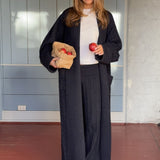 Kabelstrikkede bukser. Josefinemd knit pants er bløde, afslappede bukser med brede ben. Perfekte til hygge derhjemme eller på flyrejsen – komfortabelt fit med luksuriøst udtryk.
Josefine Vogt (165 cm) og modellen (177 cm) har begge størrelse Small på.