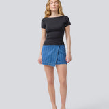 Kort denim nederdel i bomuldsdenim. IsoldeMD jacquard skirt har en symetrick lukning fortil og lukkes med en knap.