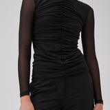 GwenMD top i sort er en tætsiddende top i mesh med rynkedetalje langs fronten. Toppen har bred halsudskæring og lange ærmer, der er en smule mere transparente end kroppen. Modellen er 175 cm og har en størrelse S/36 på.
