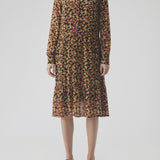Feminin kjole i blomster print. Annabelle print dress har midi længde og lange ærmer. Kjolen har knaplukning fortil og en lille krave. Pasformen er løs, som gør den oplagt at bruge til foråret.