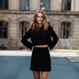 Cropped blazer i struktureret materiale. FaiMD blazer er uden krave, har betrukne knapper foran og lange, smalle ærmer. Med foer. Style med matchende nederdel: FaiMD skirt.