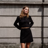 Cropped blazer i struktureret materiale. FaiMD blazer er uden krave, har betrukne knapper foran og lange, smalle ærmer. Med foer. Style med matchende nederdel: FaiMD skirt.