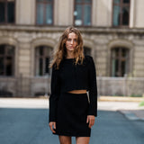 Cropped blazer i struktureret materiale. FaiMD blazer er uden krave, har betrukne knapper foran og lange, smalle ærmer. Med foer. Style med matchende nederdel: FaiMD skirt.