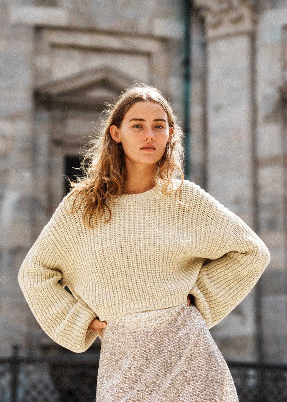 Grovstrikket trøje i beige i bomuldsstrik med bred, rund hals og let cropped længde. FlakaMD o-neck har en afslappet silhuet med ekstra lange ballonærmer. Modellen er 175 cm og har en størrelse S/36 på.