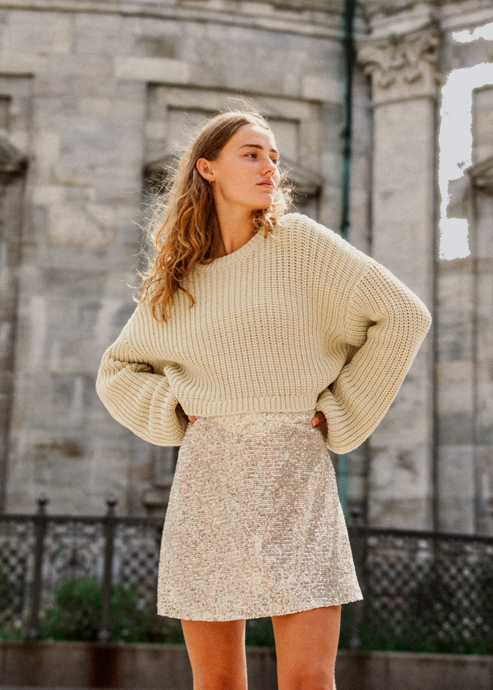 Grovstrikket trøje i beige i bomuldsstrik med bred, rund hals og let cropped længde. FlakaMD o-neck har en afslappet silhuet med ekstra lange ballonærmer. Modellen er 175 cm og har en størrelse S/36 på.