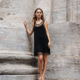 Kort kjole med lige silhuet og brede stropper. FazilMD dress har et gennemsigtigt overlag med skinnende perler og underkjole med v-hals. Modellen er 175 cm og har en størrelse S/36 på.