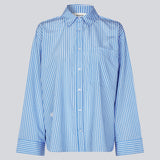 Oversize skjorte med løse ærmer. KadirMD stripe shirt har skjortekrave og manchet med knappelukning.