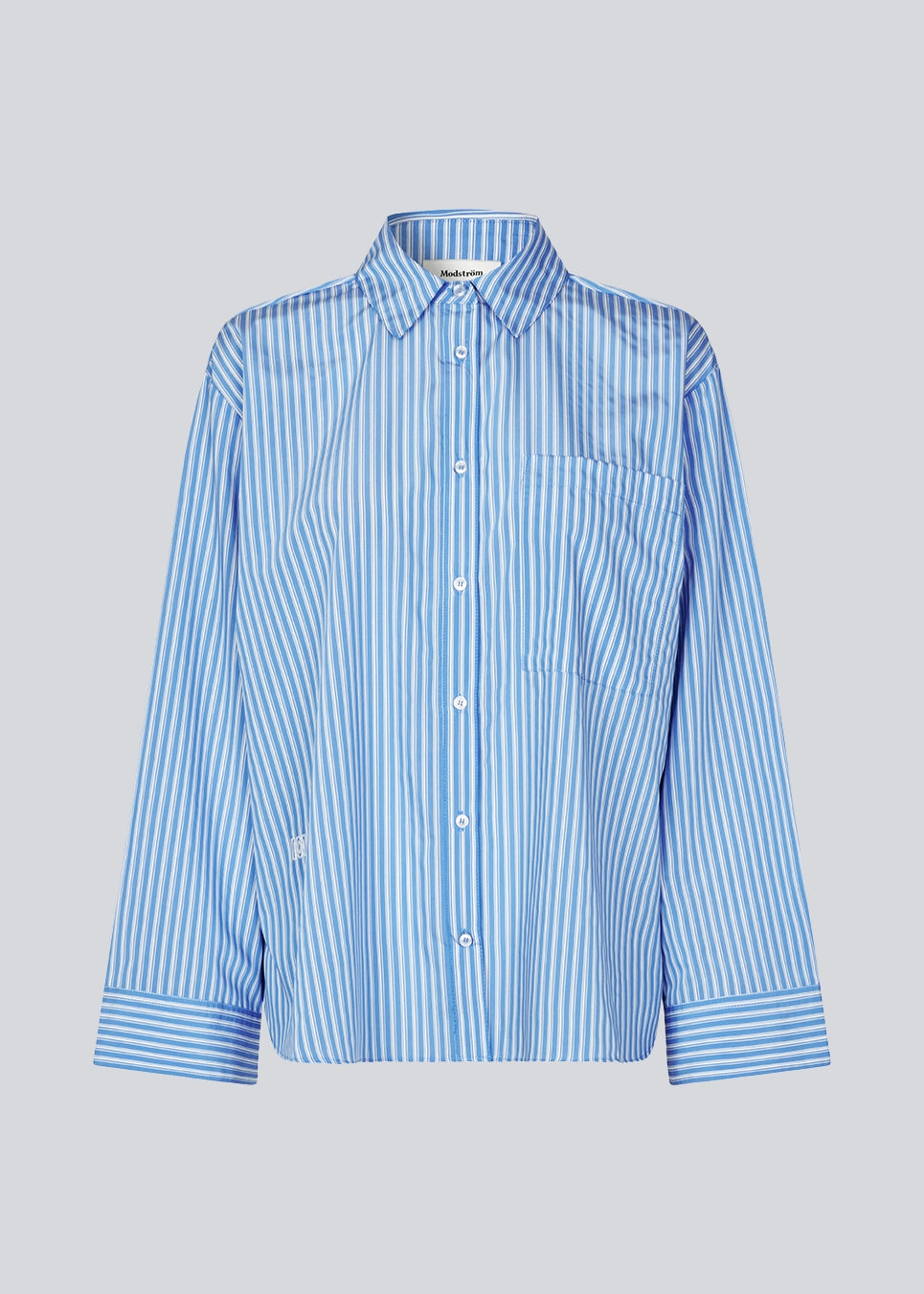 Oversize skjorte med løse ærmer. KadirMD stripe shirt har skjortekrave og manchet med knappelukning.