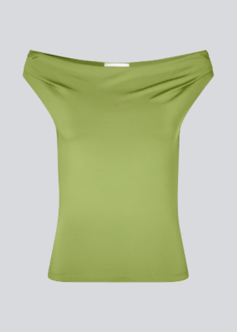 Off-shoulder i grøn top i et elastisk materiale. HimaMD off-shoulder top har en tætsiddende pasform og er let cropped.