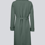 Trenchcoat jakke i smuk grøn med i et klassisk udtryk bred krave, bælte i livet og knaplukning. Hiro jacket er perfekt som overgangsjakke fra vinter til forår. Jakken har en rummelig pasform.&nbsp;