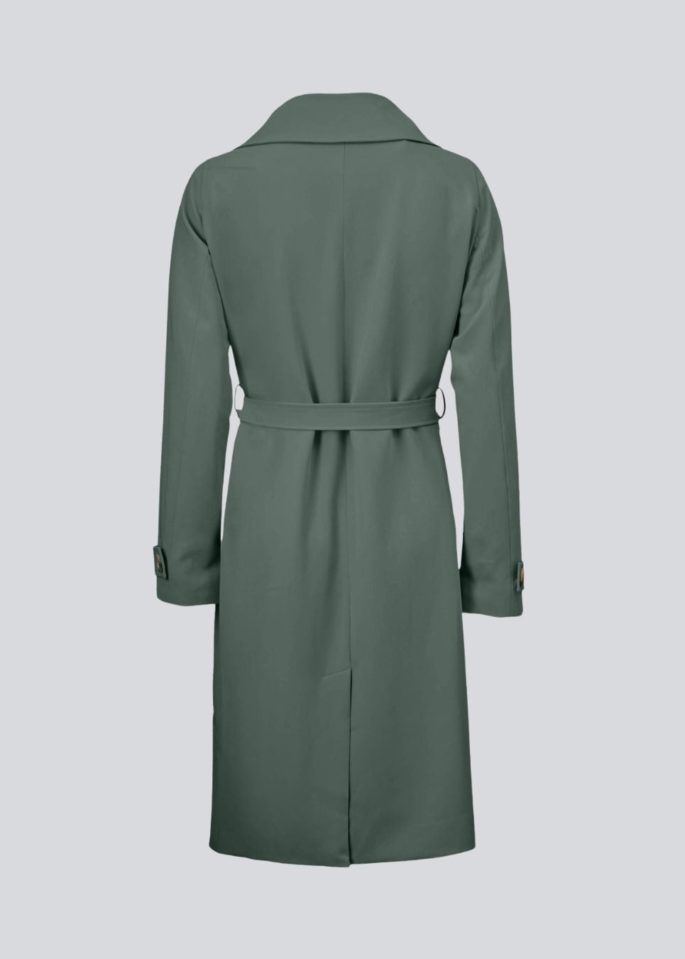 Trenchcoat jakke i smuk grøn med i et klassisk udtryk bred krave, bælte i livet og knaplukning. Hiro jacket er perfekt som overgangsjakke fra vinter til forår. Jakken har en rummelig pasform.&nbsp;