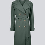 Trenchcoat jakke i smuk grøn med i et klassisk udtryk bred krave, bælte i livet og knaplukning. Hiro jacket er perfekt som overgangsjakke fra vinter til forår. Jakken har en rummelig pasform.&nbsp;