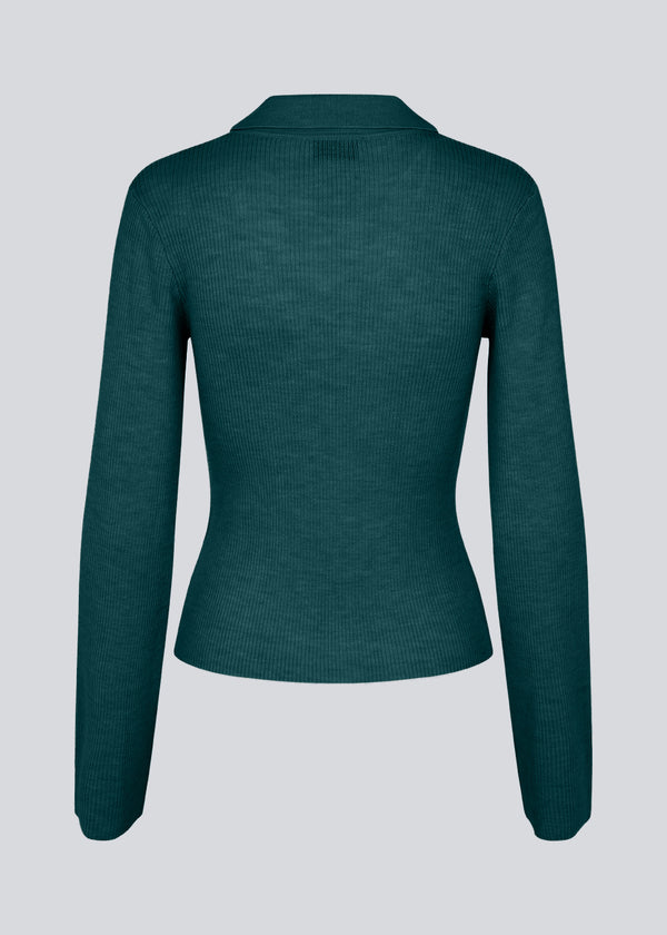 Grøn tætsiddende cardigan i blød ribstrik af uld. HirokiMD cardigan har krave, knapper foran og lange ærmer med slids og knapper.&nbsp;