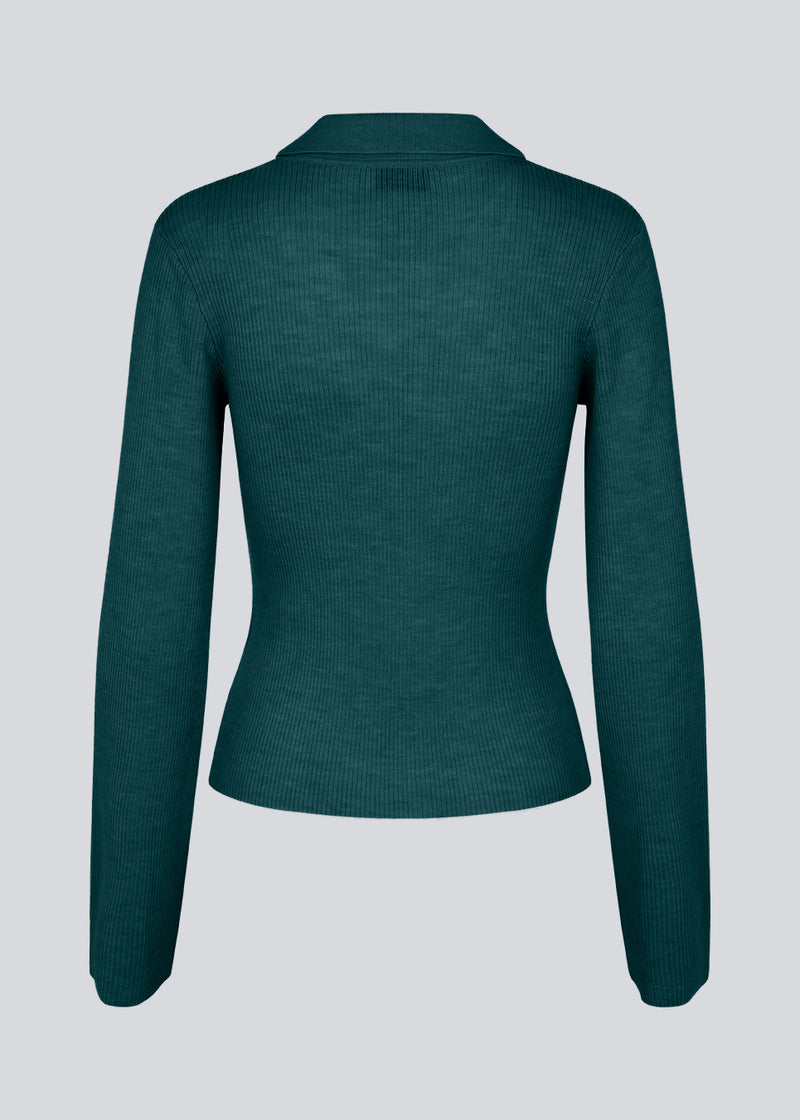Grøn tætsiddende cardigan i blød ribstrik af uld. HirokiMD cardigan har krave, knapper foran og lange ærmer med slids og knapper.&nbsp;