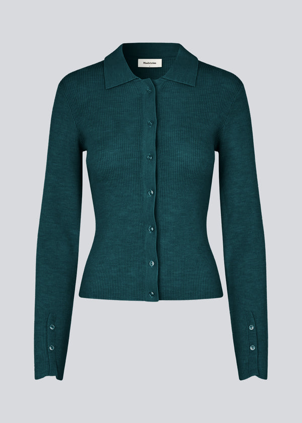 Grøn tætsiddende cardigan i blød ribstrik af uld. HirokiMD cardigan har krave, knapper foran og lange ærmer med slids og knapper.&nbsp;