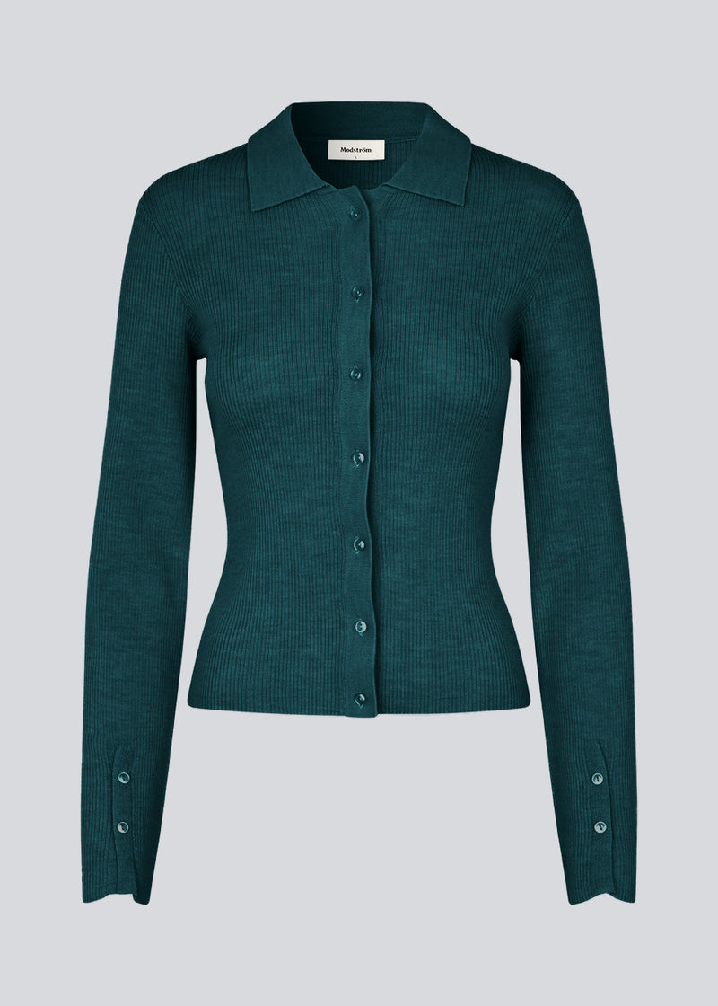 Grøn tætsiddende cardigan i blød ribstrik af uld. HirokiMD cardigan har krave, knapper foran og lange ærmer med slids og knapper.&nbsp;