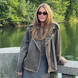 Kort nederdel i uldblanding. Pektinmd skirt har linning og en usynlig lynlås i siden. Josefine vogt er 165 cm høj og har en str. small på. Modellen er 175 cm og har en str. s/36 på.