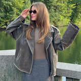 Kort nederdel i uldblanding. Pektinmd skirt har linning og en usynlig lynlås i siden. Josefine vogt er 165 cm høj og har en str. small på. Modellen er 175 cm og har en str. s/36 på.