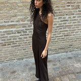 Vores populære Narcissamd dress er nu endelig kommet i en flot mørkebrun.
Mørkebrun lang one shoulder kjole i satin. NarcissaMD dress er en maxi dress med en åben ryg med smukke detaljer og en usynlig lynlås i siden.