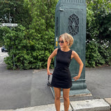 Figursyet mini kjole i sort i A-facon uden ærmer med rund hals. JosefineMD tank flare dress er fremstillet i et strækbart materiale. Modellen er 177 cm og har en størrelse S/36 på.