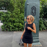 Figursyet mini kjole i sort i A-facon uden ærmer med rund hals. JosefineMD tank flare dress er fremstillet i et strækbart materiale. Modellen er 177 cm og har en størrelse S/36 på.