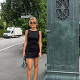 Figursyet mini kjole i sort i A-facon uden ærmer med rund hals. JosefineMD tank flare dress er fremstillet i et strækbart materiale. Modellen er 177 cm og har en størrelse S/36 på.