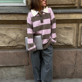 Blød strik polo med et oversize look. Pelhammd stripe polo har lange brede ærmer og skjortekrave med stolpeluknining.&nbsp;