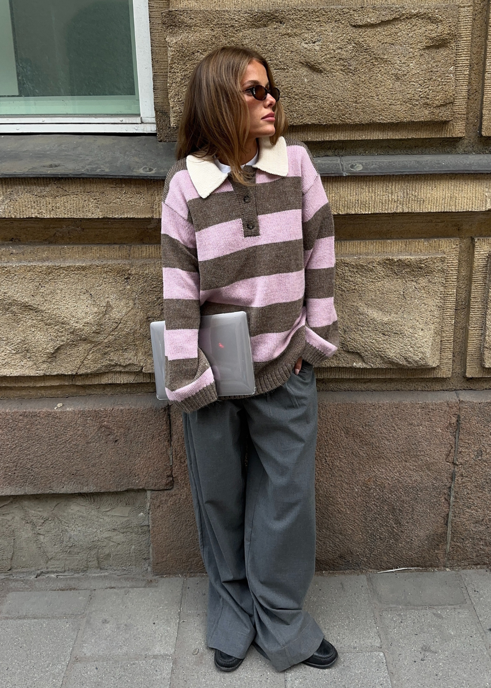 Blød strik polo med et oversize look. Pelhammd stripe polo har lange brede ærmer og skjortekrave med stolpeluknining.&nbsp;