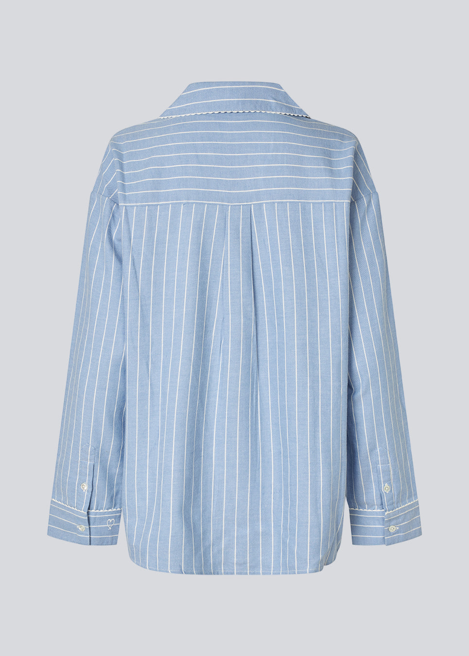 Blåt stribet pyjamas sæt i 100% bomuld. Pyjamas sælges samlet i to dele, skjorte og bukser. Josefinemd pyjamas har et klassisk fit med krave, knaplukning og snørre i bukserne. Sættet har en fin bølgekant og leveres med en matchende pose med logo. Det er ikke muligt at købe forskellige størrelser over- og underdel.&nbsp;