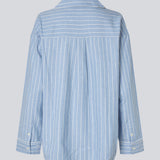 Blåt stribet pyjamas sæt i 100% bomuld. Pyjamas sælges samlet i to dele, skjorte og bukser. Josefinemd pyjamas har et klassisk fit med krave, knaplukning og snørre i bukserne. Sættet har en fin bølgekant og leveres med en matchende pose med logo. Det er ikke muligt at købe forskellige størrelser over- og underdel.&nbsp;
