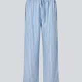 Blåt stribet pyjamas sæt i 100% bomuld. Pyjamas sælges samlet i to dele, skjorte og bukser. Josefinemd pyjamas har et klassisk fit med krave, knaplukning og snørre i bukserne. Sættet har en fin bølgekant og leveres med en matchende pose med logo. Det er ikke muligt at købe forskellige størrelser over- og underdel.&nbsp;