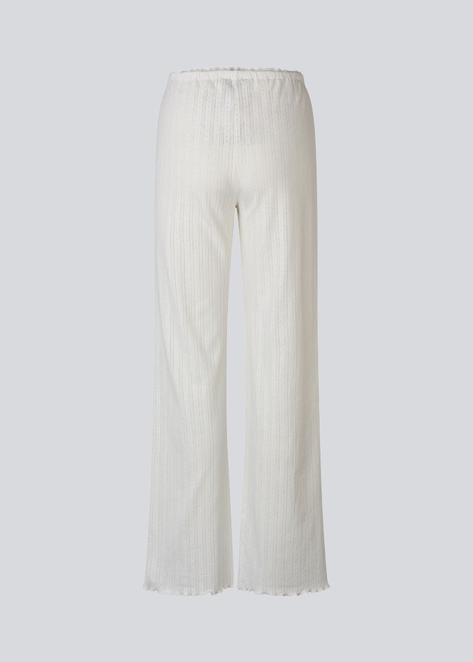 Josefine Vogt - ponitelle bukser. Josefinemd pants er feminine bukser i pointelle-bomuld med blondekant og diskret hulmønster. Blødt materiale og høj komfort gør dem perfekte til afslapning.