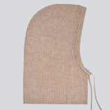 Varm beige balaclava i en lækker uldblanding, som vil være perfekt til de kolde dage. KarnisMD balaclava er strikket og har snører.