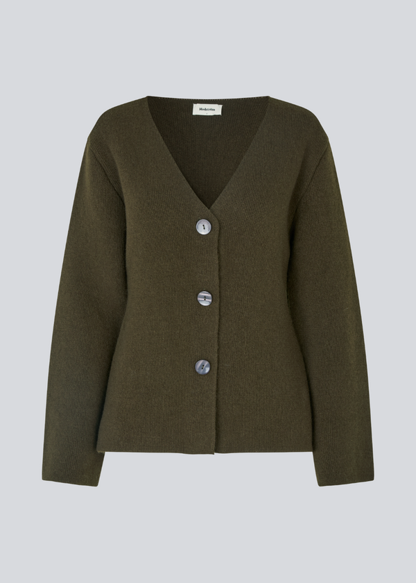 Brun glatstrikket cardigan med V-udskæring i 100% uld. KlaytonMD cardigan er figursyet, har lange brede ærme.
