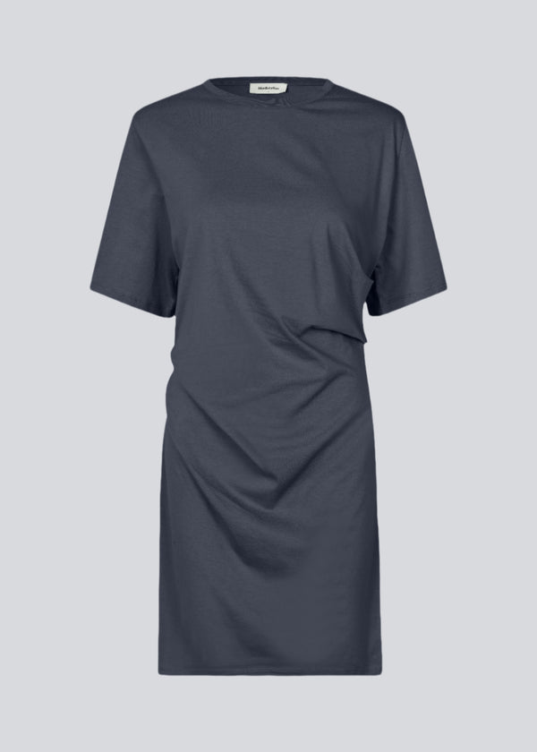 Kortærmet kjole i jersey i blå. BrazilMD dress har en afslappet pasform, og rynkedetaljer i siden.