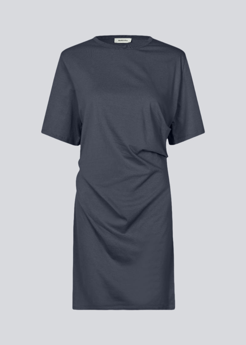 Kortærmet kjole i jersey i blå. BrazilMD dress har en afslappet pasform, og rynkedetaljer i siden.