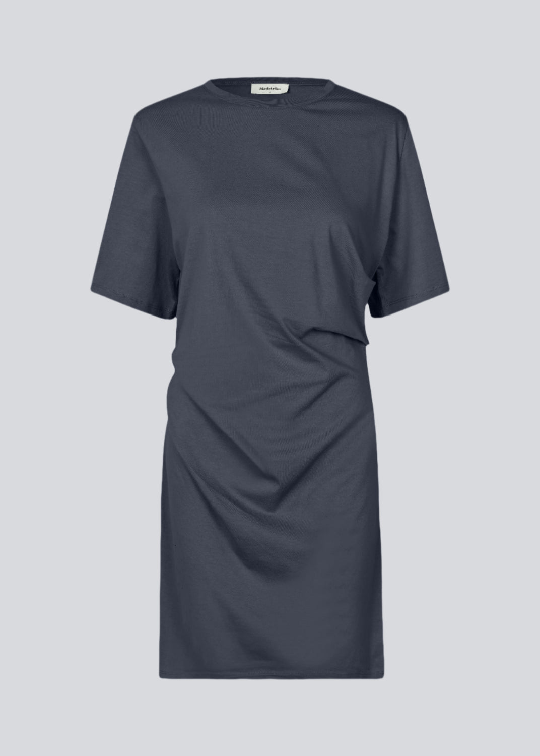 Kortærmet kjole i jersey i blå. BrazilMD dress har en afslappet pasform, og rynkedetaljer i siden.