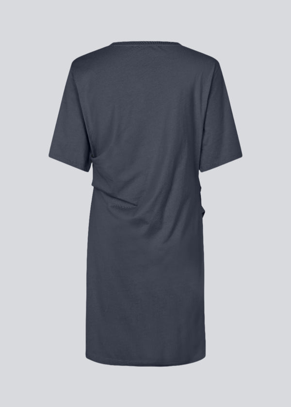 Kortærmet kjole i jersey i blå. BrazilMD dress har en afslappet pasform, og rynkedetaljer i siden.
