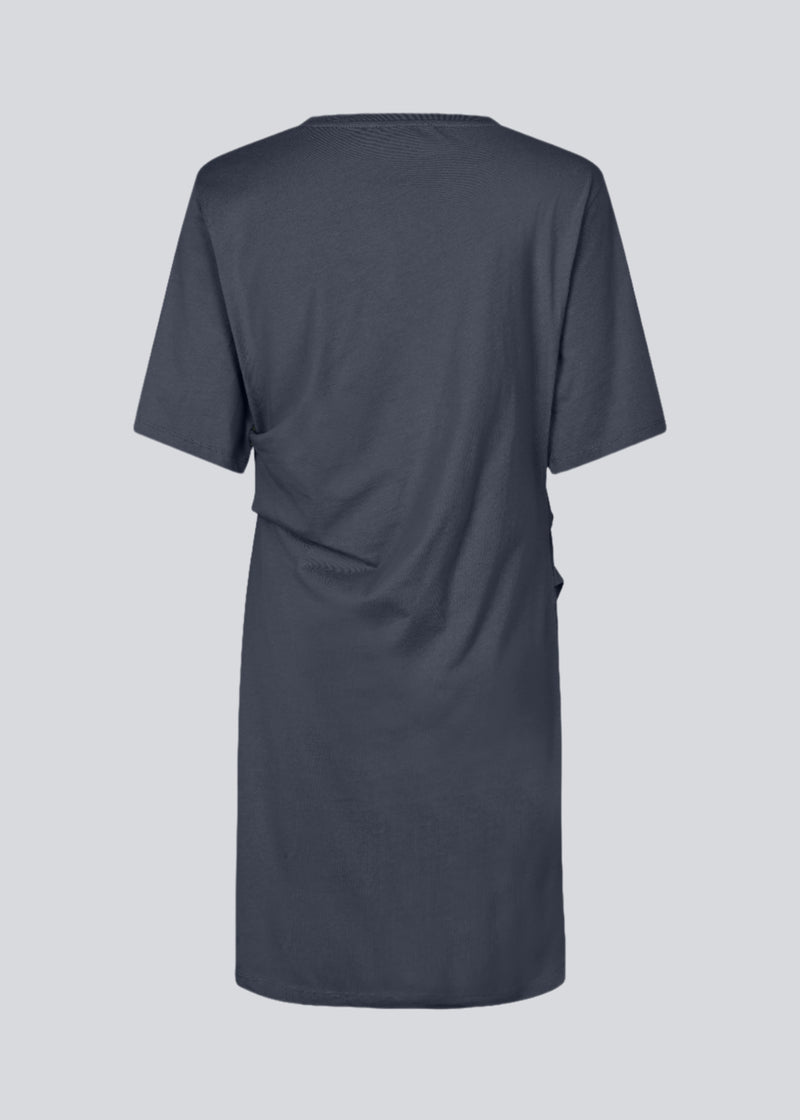 Kortærmet kjole i jersey i blå. BrazilMD dress har en afslappet pasform, og rynkedetaljer i siden.
