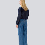 Kort jakke i denim med med elastik. MarenMD jacket har krave, en skjult lynlås lukning fortil og logo på brystet.